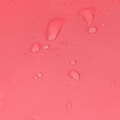 Detalle del tejido de poliéster resistente al agua en color coral de la mochila Luisipo Gabol Vancouver