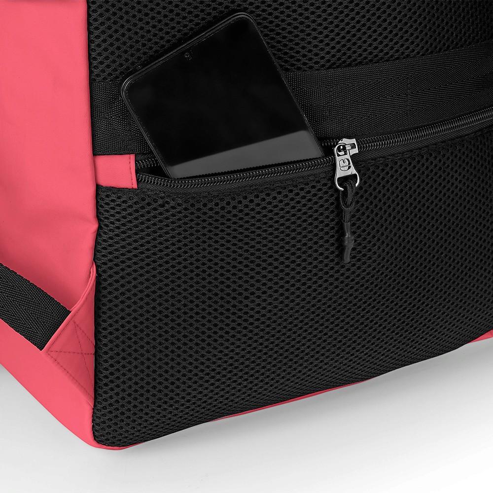 Detalle del bolsillo exterior de malla negra en la mochila Luisipo Gabol Vancouver color coral con un móvil dentro.