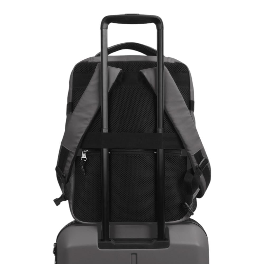 Mochila Luisipo Gabol Vancouver gris acoplada al asa telescópica de una maleta de viaje