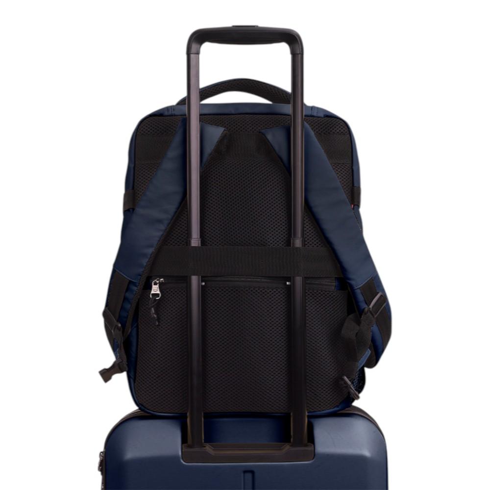 Mochila Luisipo Gabol Vancouver azul marino acoplada al asa de una maleta trolley para un transporte cómodo