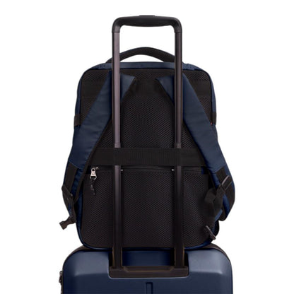 Mochila Luisipo Gabol Vancouver azul marino acoplada al asa de una maleta trolley para un transporte cómodo