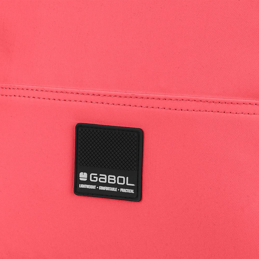 Detalle del logo de la marca Gabol en la mochila de viaje Luisipo Vancouver de color coral resistente al agua
