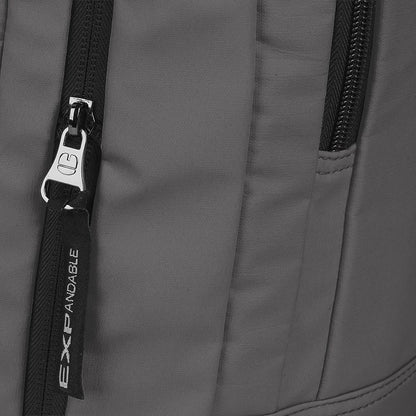 Detalle de la cremallera expandible en la mochila gris Gabol Vancouver de Luisipo, fabricada en poliéster resistente.