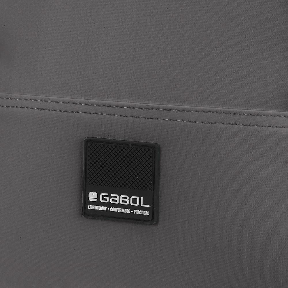 Detalle del logo de la marca Gabol en la mochila gris Luisipo, fabricada en poliéster resistente al agua.