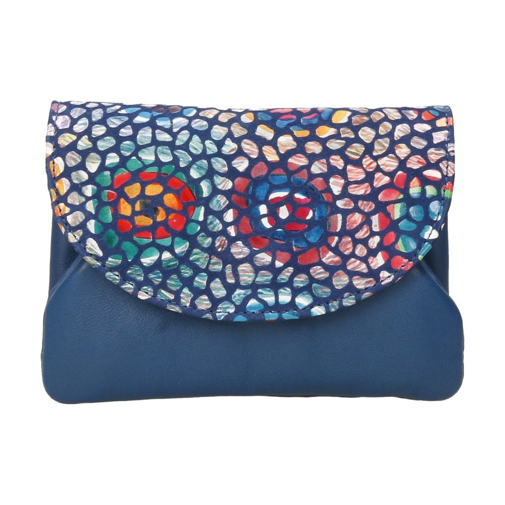 Vista frontal del monedero con boquilla de piel para mujer en color azul con solapa estampada.