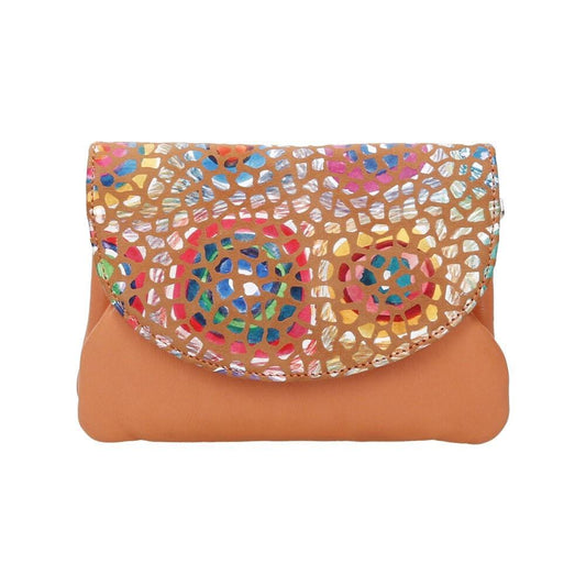 Vista frontal del monedero con boquilla de piel color salmón para mujer con solapa estampada de la colección Gaudí.