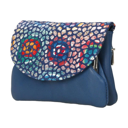 Vista en perspectiva del monedero con boquilla fabricado en España, destacando su piel extra suave.