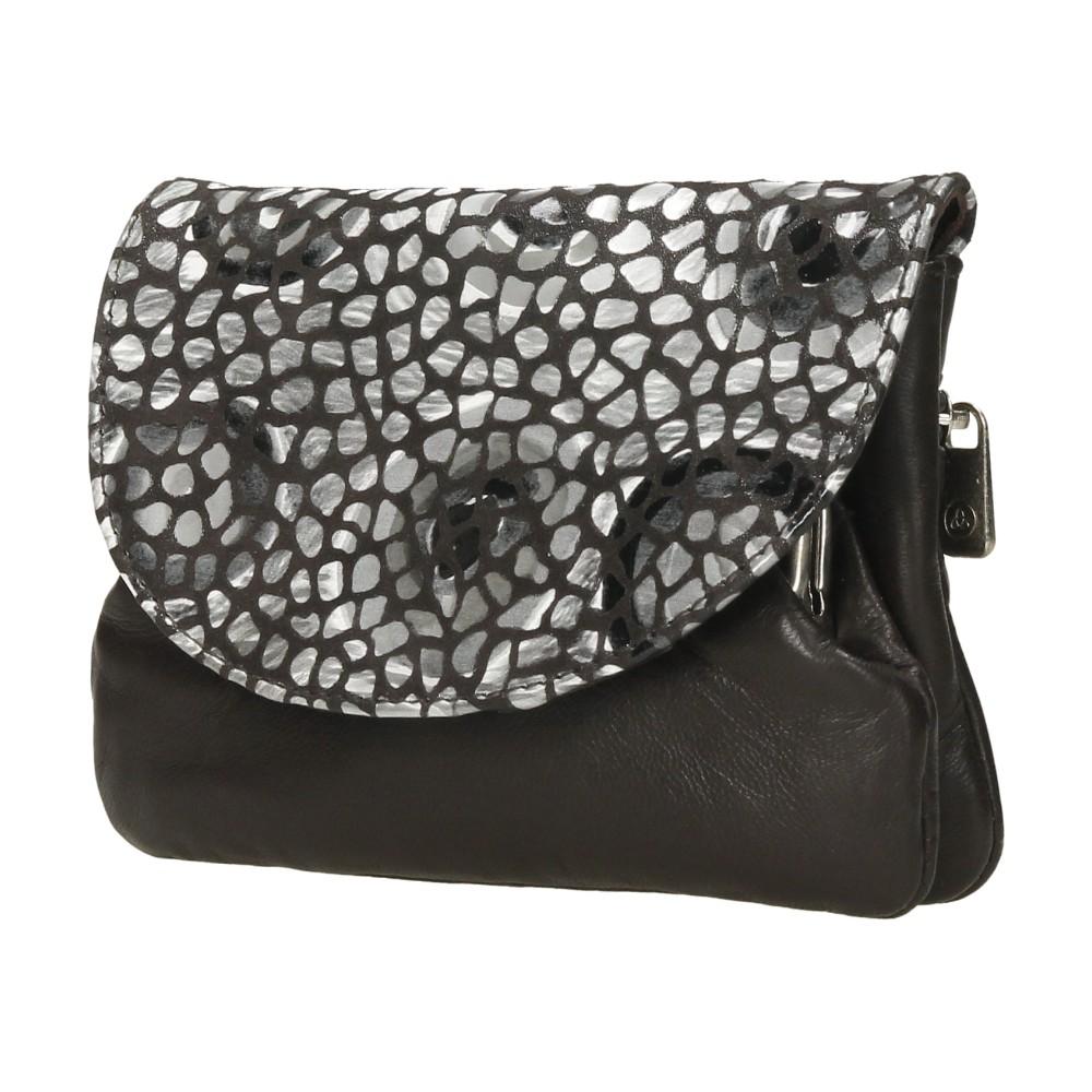 Vista en perspectiva del monedero con boquilla fabricado en España, resaltando la calidad de su piel.