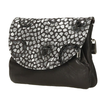 Vista en perspectiva del monedero con boquilla fabricado en España, resaltando la calidad de su piel.