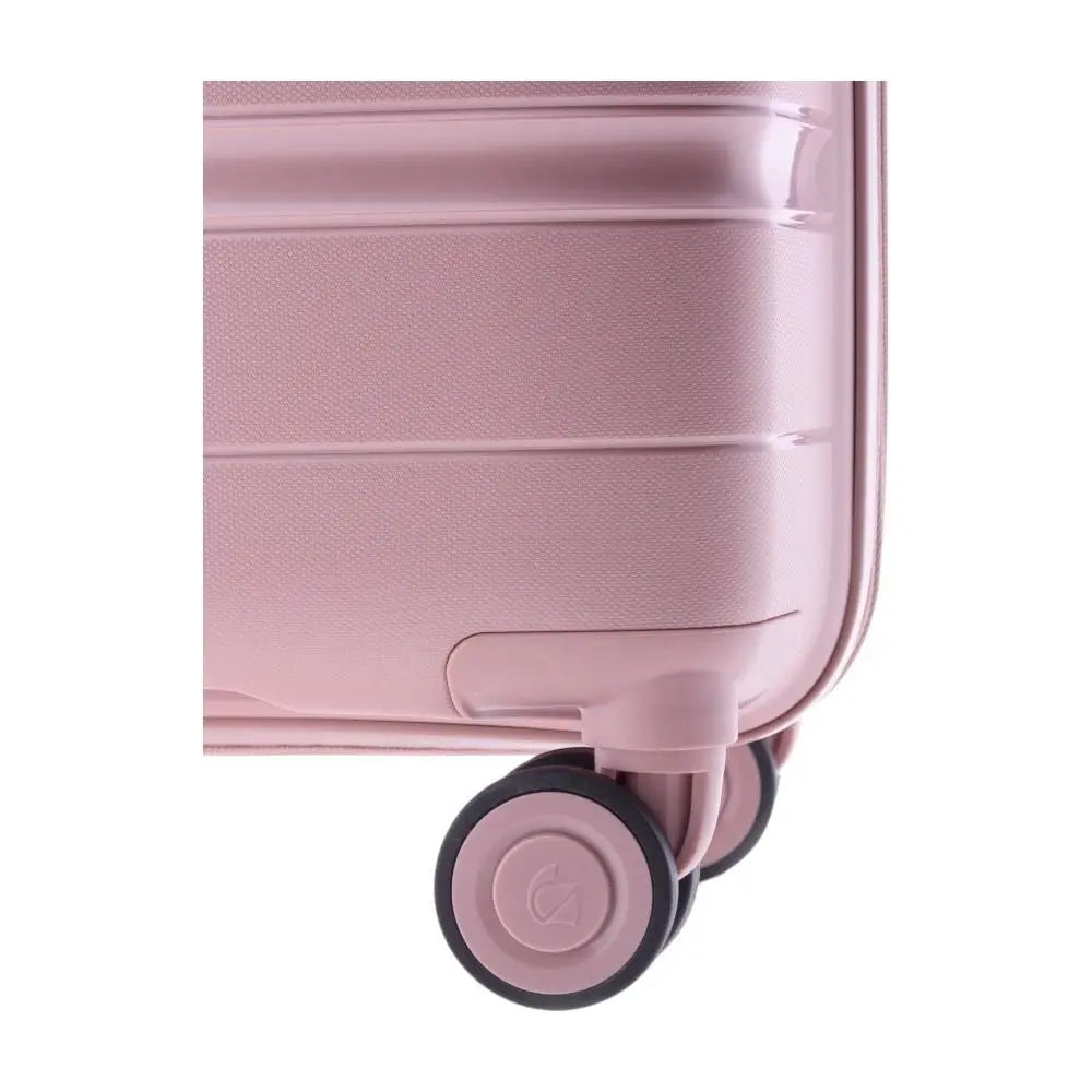 Primer plano de la rueda doble multidireccional a juego con el color de la maleta rosa.