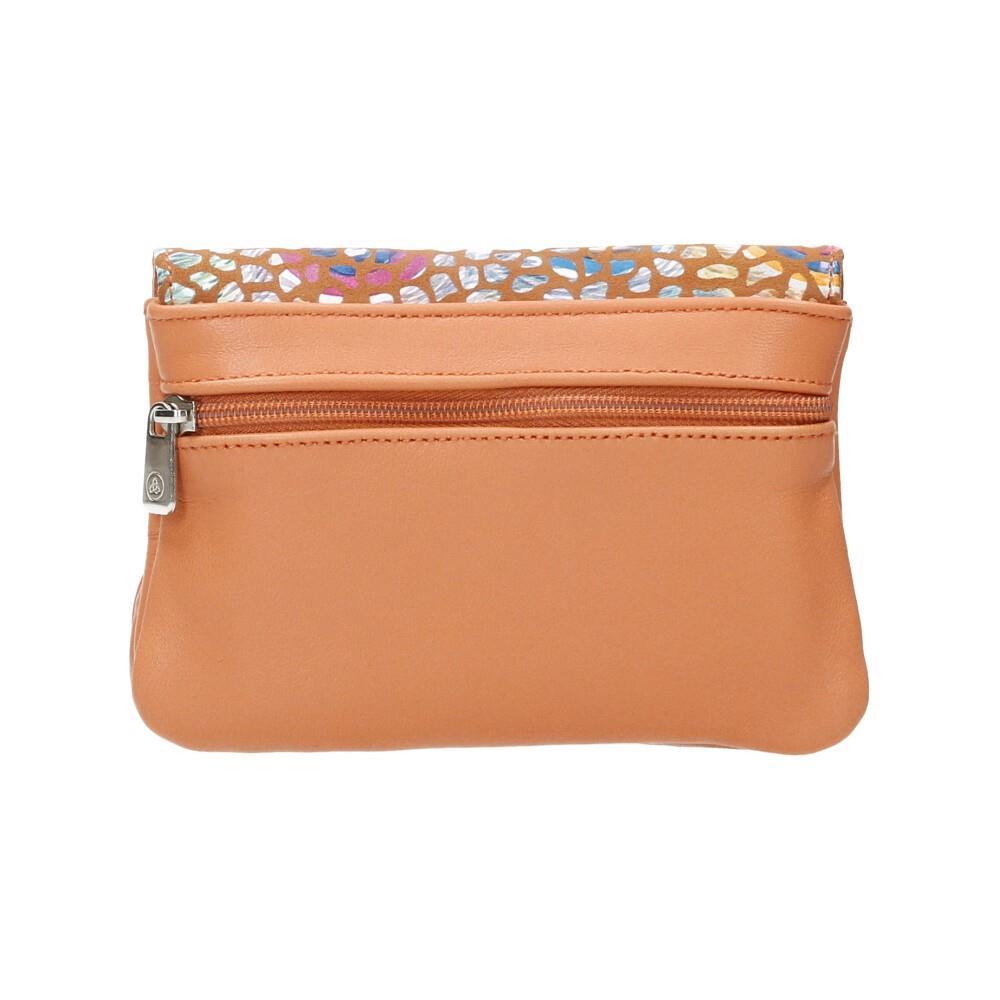 Parte posterior del monedero salmón con detalle del bolsillo exterior con cierre de cremallera.