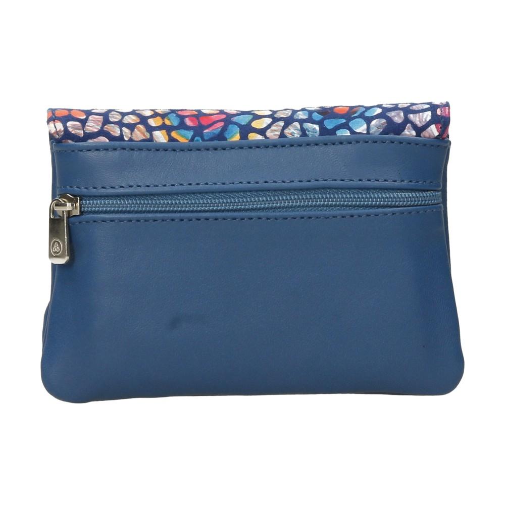 Parte trasera del monedero de piel para mujer detallando el práctico bolsillo exterior con cremallera